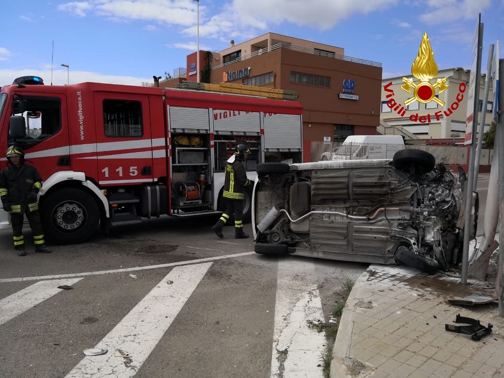 Cagliari, brutto incidente in via Mercalli: auto finisce contro il muro di un market