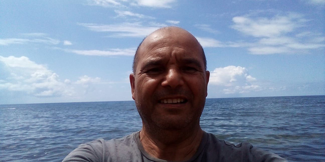 Cagliari, il figlioletto sordo perde l’apparecchio acustico: “Un carrozziere generoso vuole regalargliene un altro”