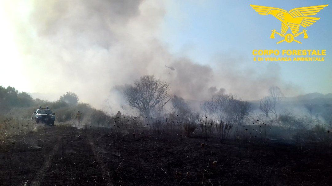 Otto incendi Sardegna: elicotteri in azione a Molentargius e a Villaspeciosa
