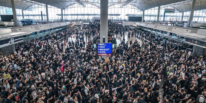 Hong Kong, cancellati tutti i voli da e per l’aeroporto: turisti invitati a lasciare l’edificio