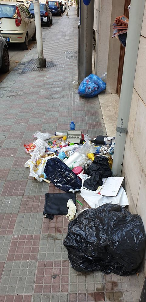 Cagliari, discarica sul marciapiede in via Machiavelli: “La strada è un letamaio”