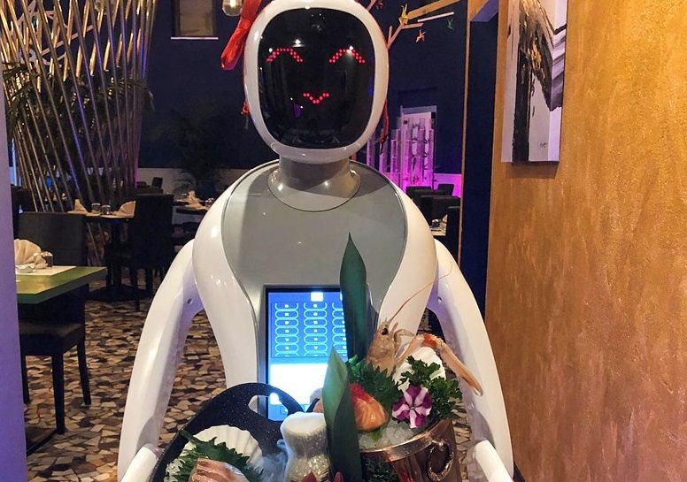 Il futuro è arrivato: “assunta” a Cagliari Amy, la prima cameriera robot