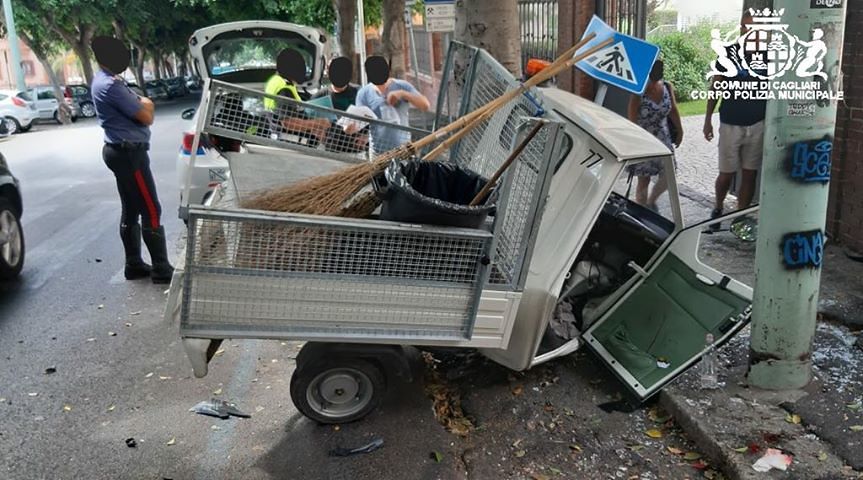 Viale Regina Elena, schianto tra Apixedda e Megane: ferito un operatore ecologico