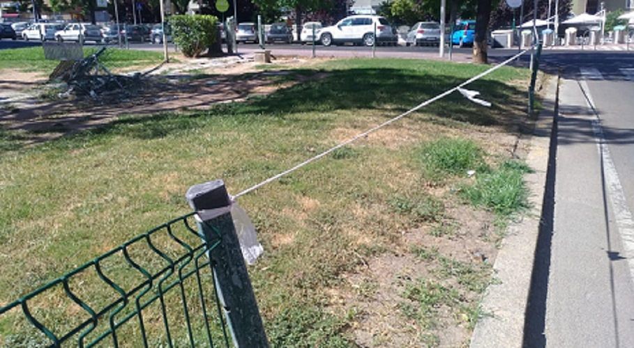 Auto travolge e distrugge la recinzione: off limits l’area cani in via Scano a Cagliari