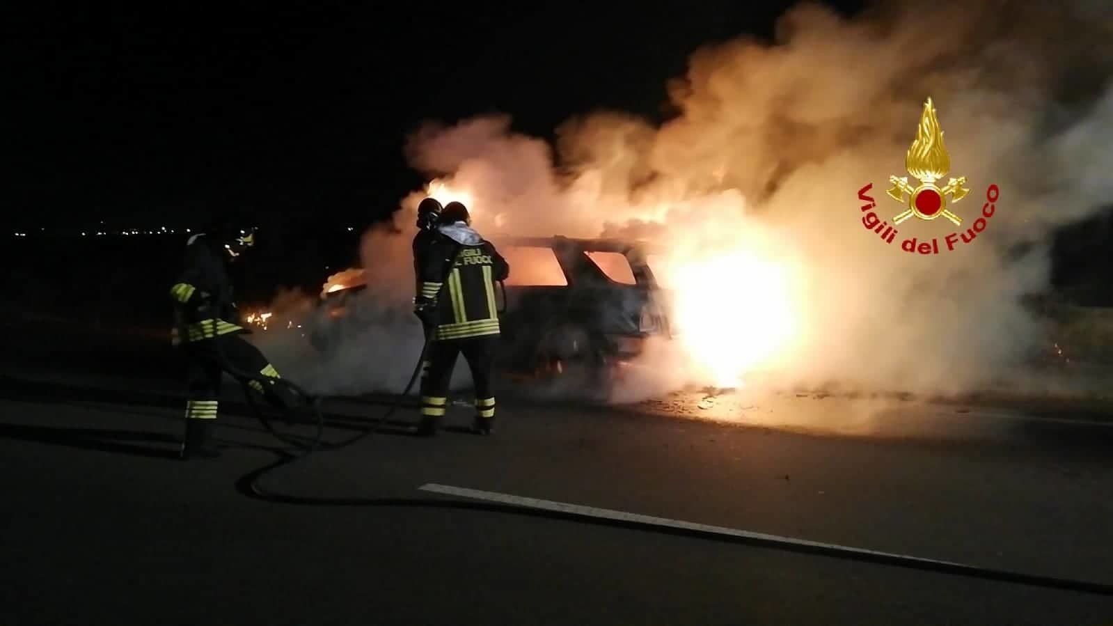 Paura a Capoterra, auto in fiamme nella notte a Macchiareddu