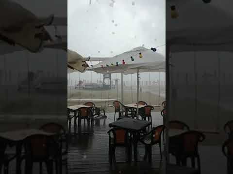 “Benvenuta estate…”, pioggia e vento in spiaggia a Margine Rosso: il VIDEO dal mare