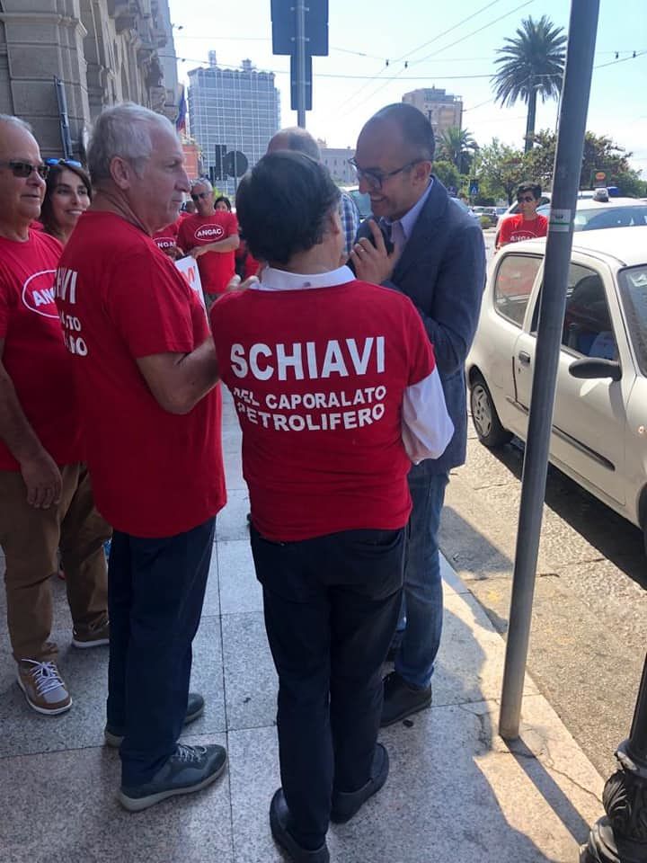 La rabbia dei benzinai a Cagliari: “Siamo schiavi del caporalato, lavoriamo per 25 euro al giorno”