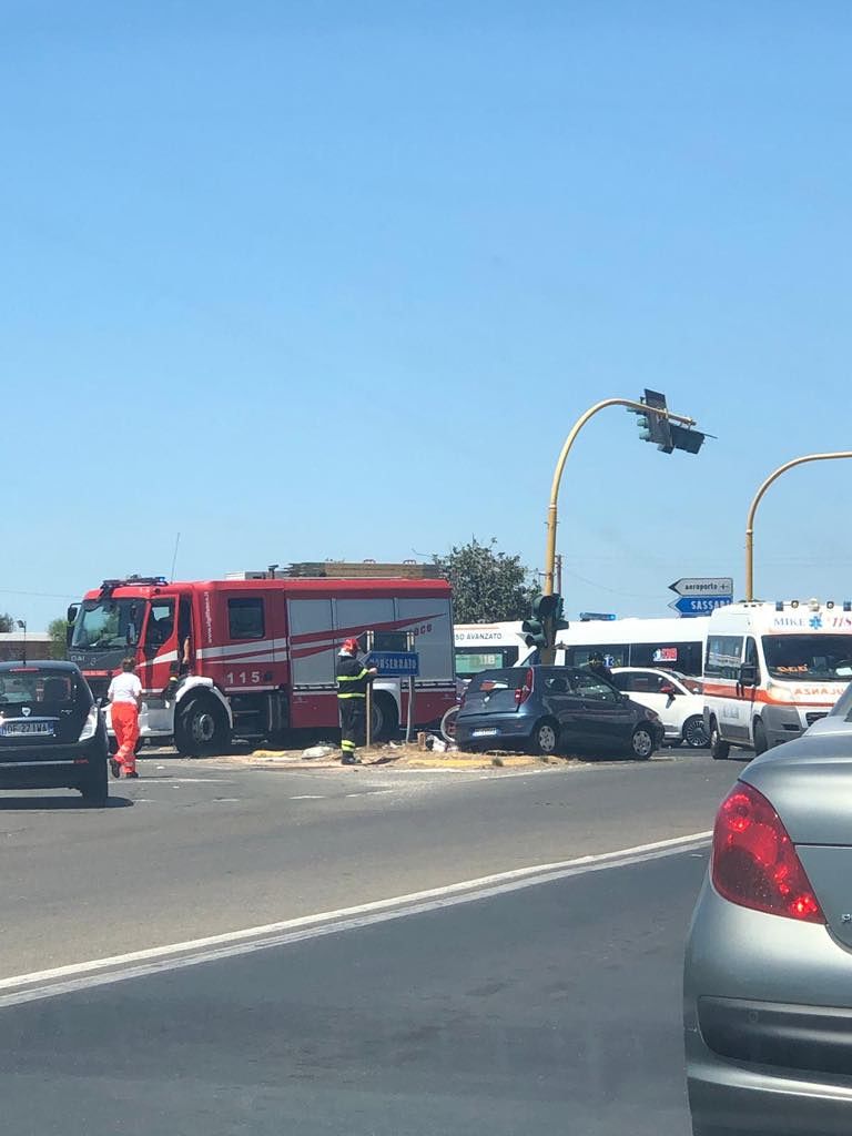 Monserrato, schianto tra auto e ambulanza al bivio della statale 554: ferita una coppia con una bambina (VIDEO)