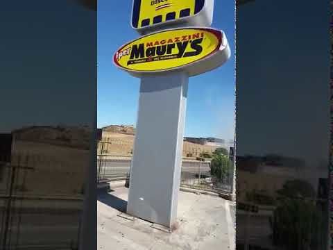 Cagliari, fiamme in viale Monastir nei pressi di Maury’s: macchine bloccate per l’incendio