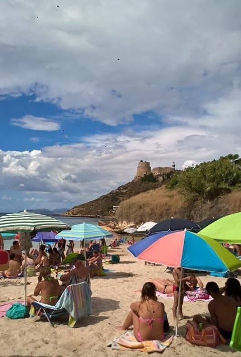 Calamosca, la spiaggia sempre sold out: da Cala Fighera alla Sella, storia di magie e leggende casteddaie