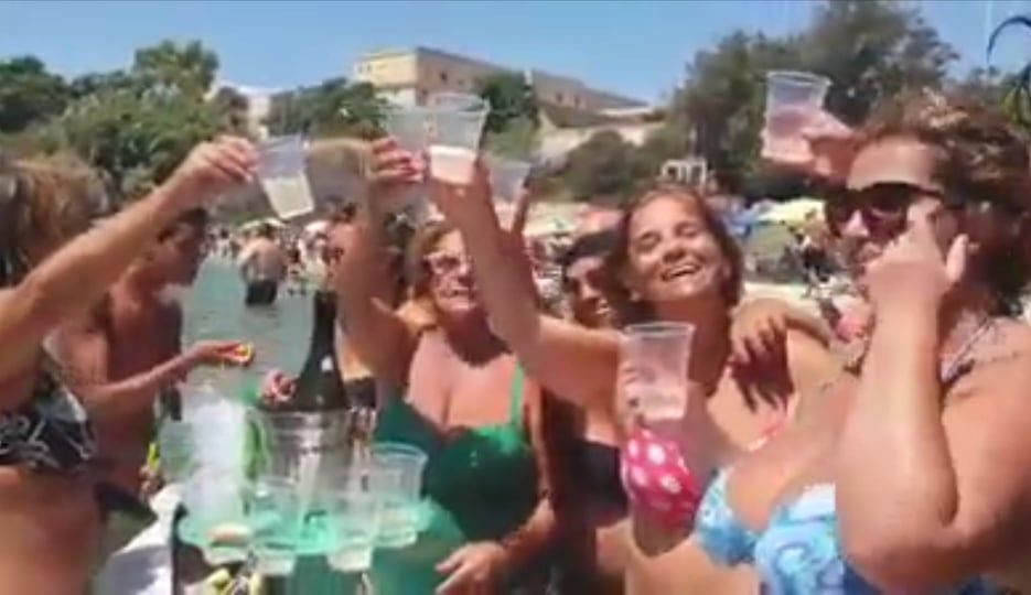 Cagliari, gli spuntini in mezzo al mare a Calamosca: cozze crude e casu marzu ai turisti