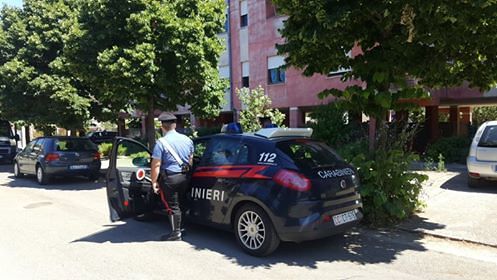 Entra per fare beneficenza e ruba 90 euro a casa di un nonnino: un arresto a Guspini