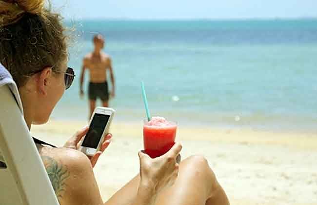 Sempre più bambini si perdono in spiaggia. La causa principale? Genitori distratti dai cellulari