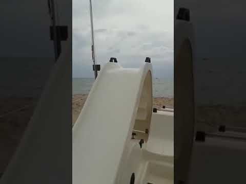 Chia, arriva il temporale con forte vento e tuoni: i turisti scappano dalla spiaggia (VIDEO)