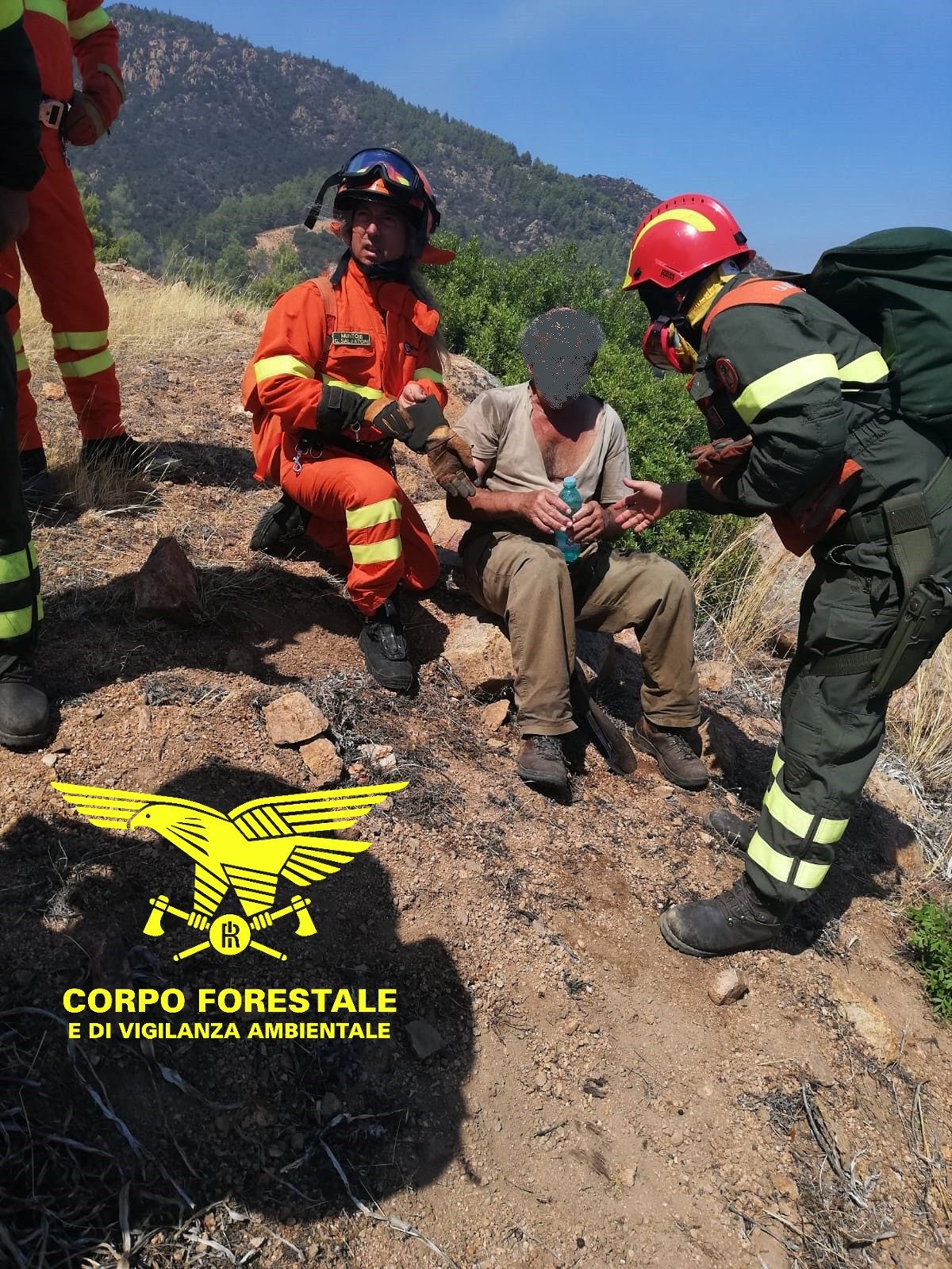 Doppio incendio choc a Pula, salvato anziano colpito da un malore