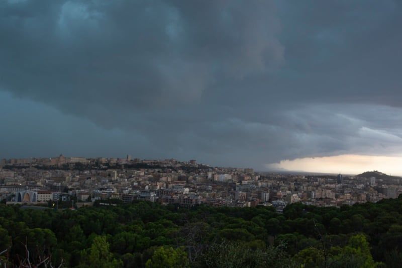 Cagliari come a mezzanotte, cielo nero e temporale con forti tuoni: traffico in tilt