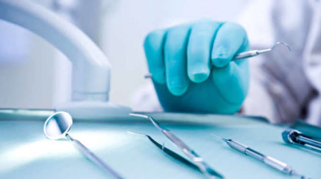Dentisti estraggono oltre 500 denti dalla bocca di un bambino di 7 anni
