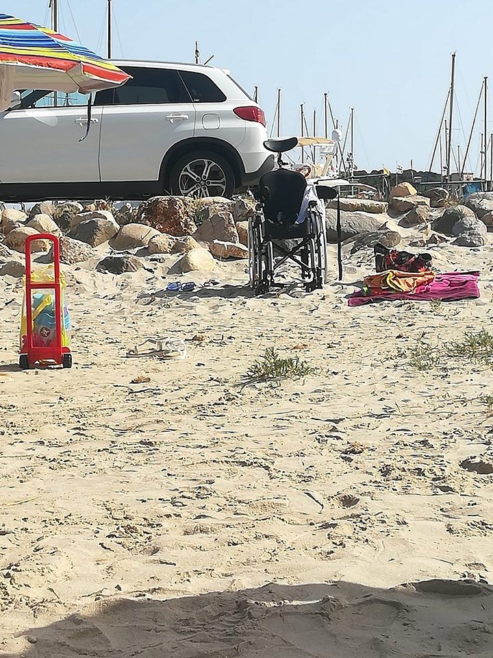 Teulada, le difficoltà in spiaggia di un giovane disabile grave: “Perchè niente accessi ai ragazzi speciali?”