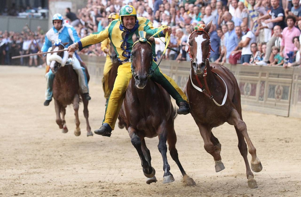 Siena, Palio dell’Assunta nel segno della Sardegna: vince la Selva col cavallo scosso