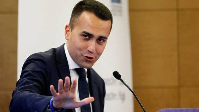 Di Maio esulta: “La Lega ha ceduto, tagliamo 345 parlamentari e gli stipendi dei politici”