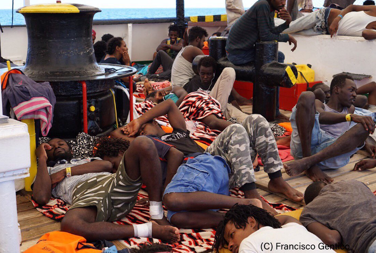 “Notte delirante sulla Open Arms”, un migrante si butta in mare