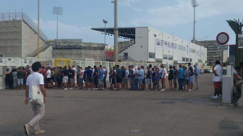 Febbre Cagliari, gioia Ninja e Nandez: tanti tifosi in fila per un biglietto di Coppa Italia