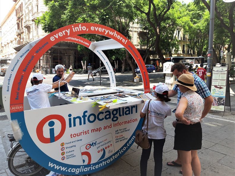 Cagliari, svolta turismo alla Marina: card per shopping, musei e ristoranti e l’infopoint mobile