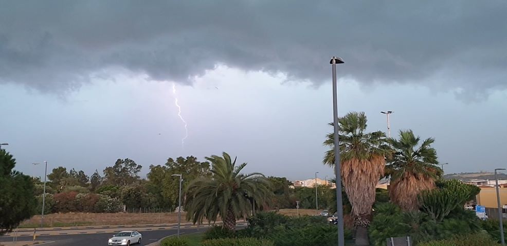 Ottomila fulmini in Sardegna, temporale da record: il cielo di Monserrato si “illumina”
