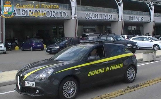 Nella valigia completini di Juve e Real Madrid e orologi di lusso falsi: senegalese bloccato a Elmas