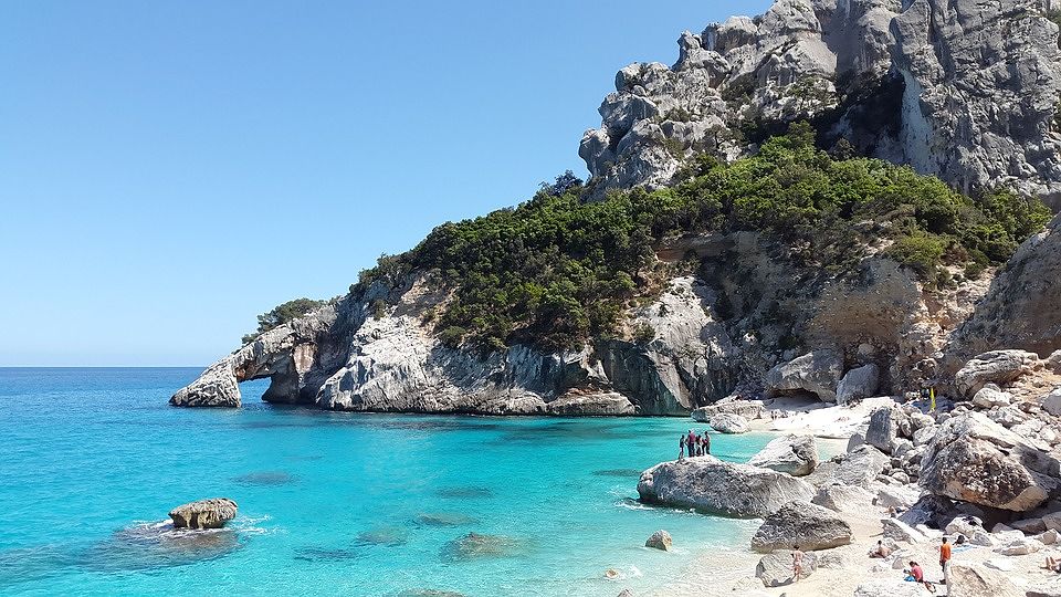 Una donna si tuffa da Cala Goloritzè: ricoverata in gravi condizioni