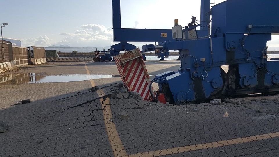 Gru esce dai binari, incidente al Porto Canale di Cagliari