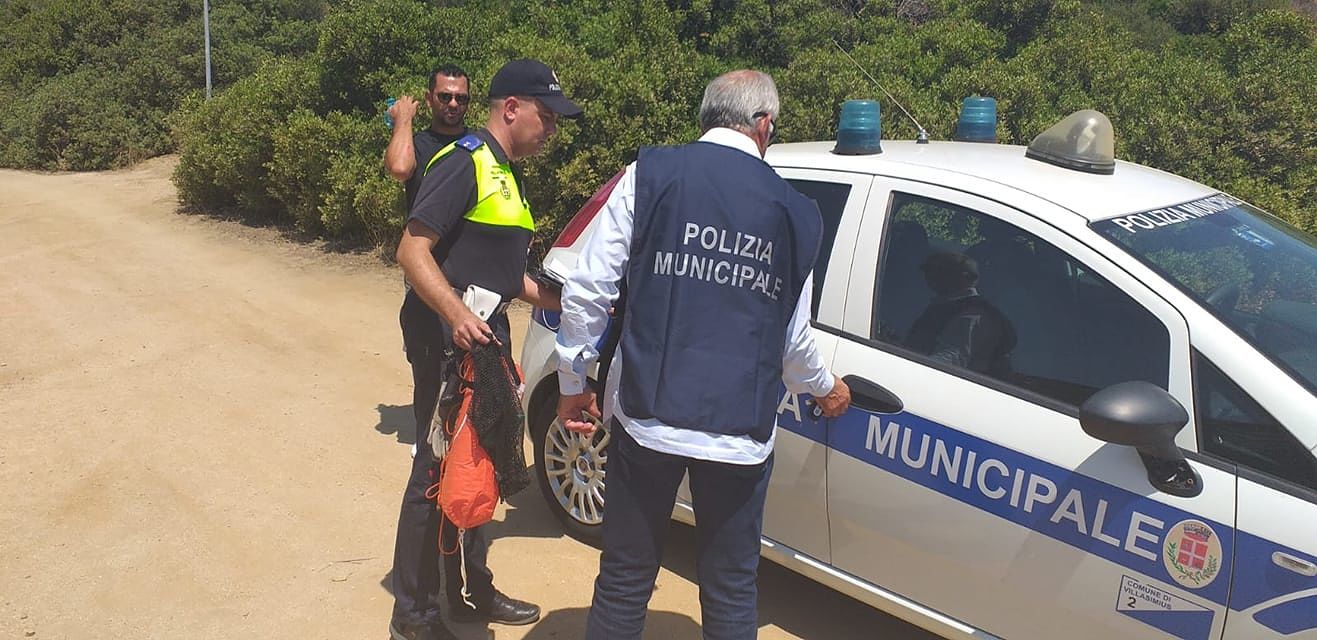 Villasimius, furbetti scoperti con buste di conchiglie e di ricci: blitz delle Guardie Ambientali