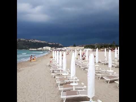 Il maltempo avvolge Cagliari, nuvoloni neri e temporale: video mozzafiato dal Poetto