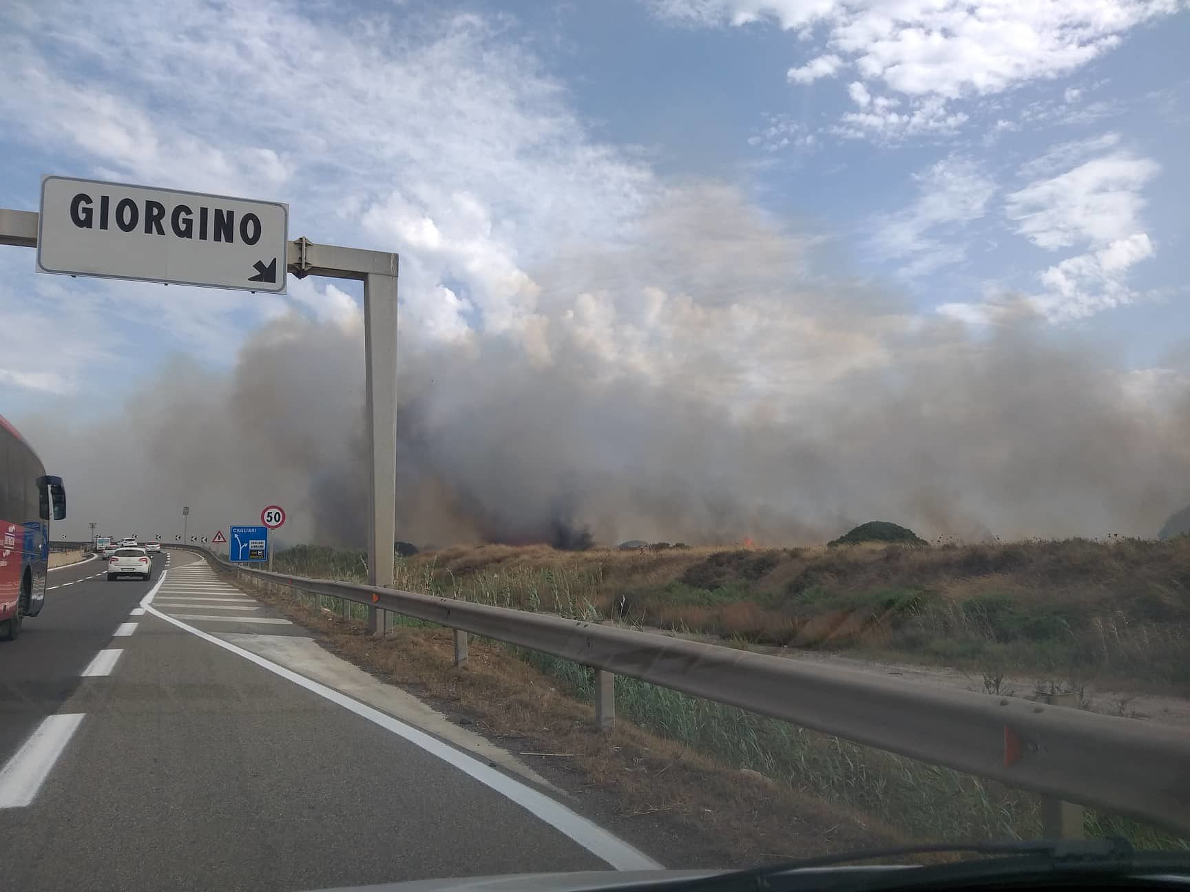 Attenzione, fiamme a Giorgino alle porte di Cagliari: incendio ai bordi della Sulcitana