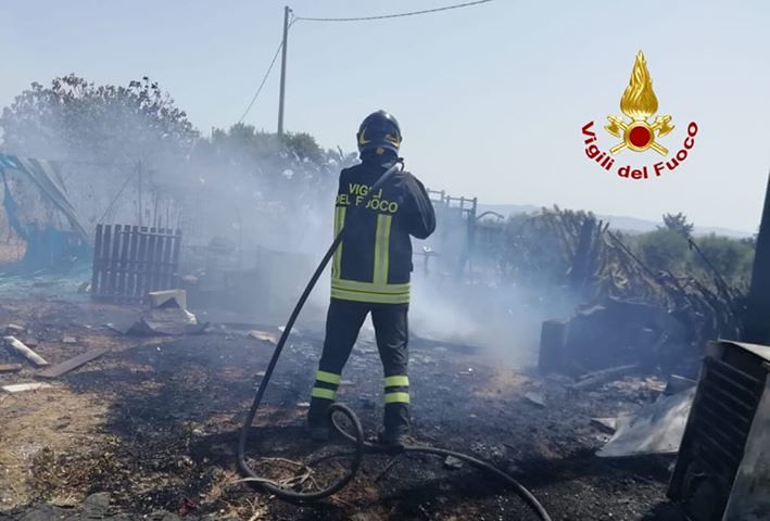 Monserrato, brutto incendio sulla 387: un deposito attrezzi va in fiamme, super lavoro dei vigili del fuoco