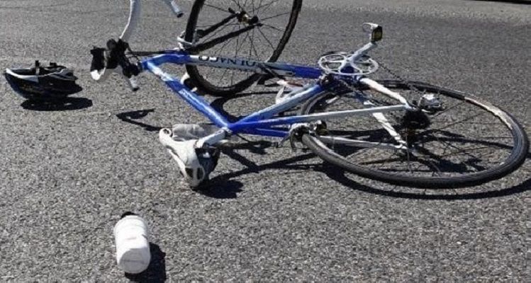 Paura a Cagliari, un’auto travolge una bici in via Is Mirrionis: ferito un ciclista