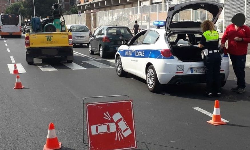 Cagliari, paura in via Is Mirrionis: ragazza investita sulle strisce pedonali da un autocarro