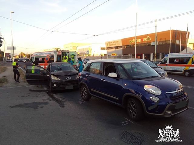Viale Marconi, crash con quattro feriti: tamponamento all’altezza di via Venturi