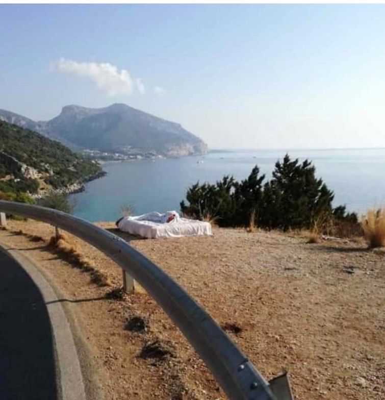 Materasso e campeggio con vista sul bellissimo mare di Dorgali, turisti multati: “Non rispettano l’ambiente”