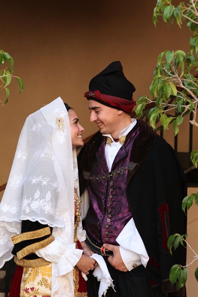 Luca Porcu e Monica Pilia, i nuovi sposi in catene: anche un villaggio gastronomico al Matrimonio Selargino