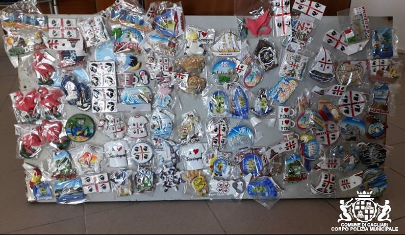 Poetto, guerra ai venditori ambulanti abusivi: scattano due maxi multe da oltre mille euro