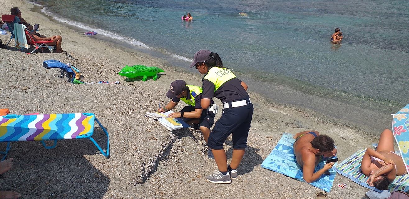 “Turista fumava imperterrito con strafottenza, multato dai vigili a Villasimius”
