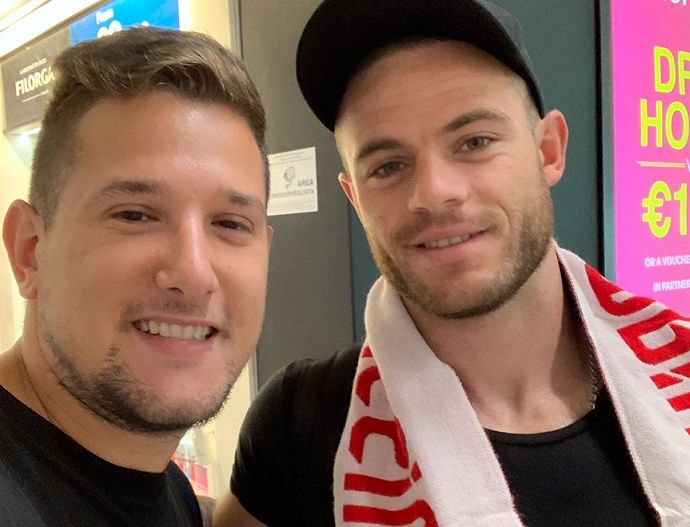 Nandez, a Fiumicino la prima foto con la sciarpa del Cagliari: alle 21 l’abbraccio dei tifosi a Elmas