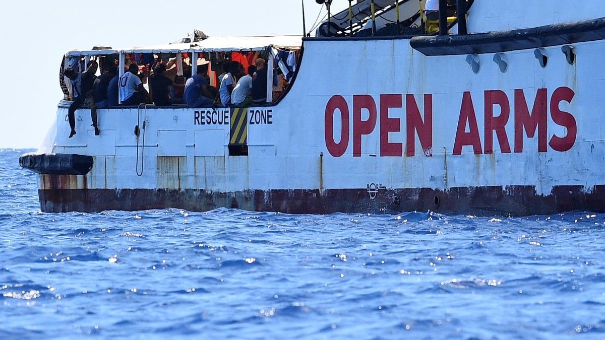 Open Arms, concluse nella notte le operazioni di sbarco degli 83 migranti a bordo