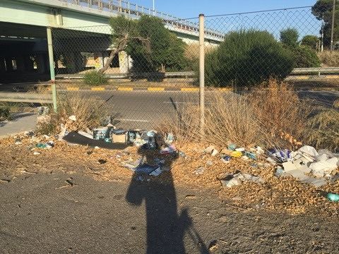 Caos rifiuti a Cagliari, emergenza in piazza Marco Polo: sotto il ponte una discarica abusiva