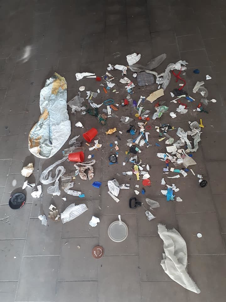 Gioia, la cagliaritana emigrata in Australia: “Ripulisco il Poetto dalla plastica, che inciviltà: dai Cagliari siamo meglio di così…”