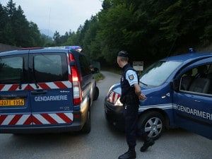 Violenza sulle donne: fermato col cadavere della moglie in una valigia nel bagagliaio dell’auto, viaggiava con i suoi due figli