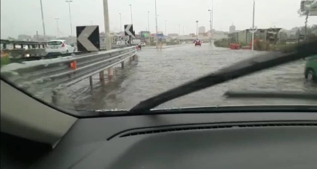 Maxi temporale su Cagliari, Asse Mediano “ingoiato” dall’acqua: auto sbanda e si schianta