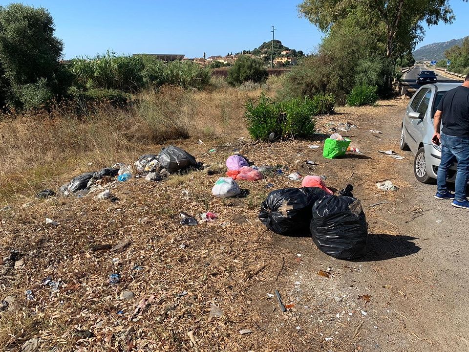 Pula, Medau: “Chi getta i rifiuti in strada è un incivile. Li riprenderemo con le telecamere”