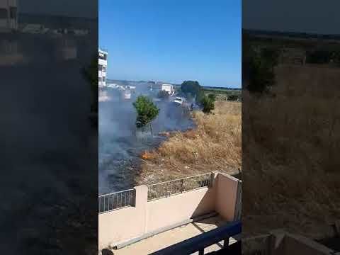 Quartu, incendio a due passi dalle case in via Fiume: momenti di paura (VIDEO)